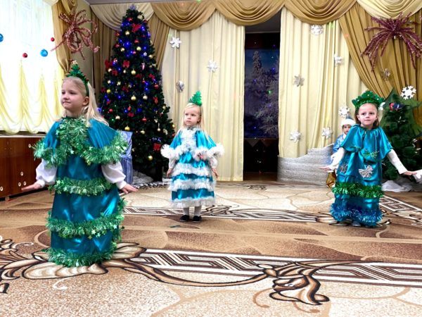 В младшей и средней-старшей группах прошли новогодние праздники.