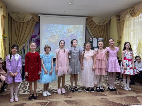 Поздравим наших девочек